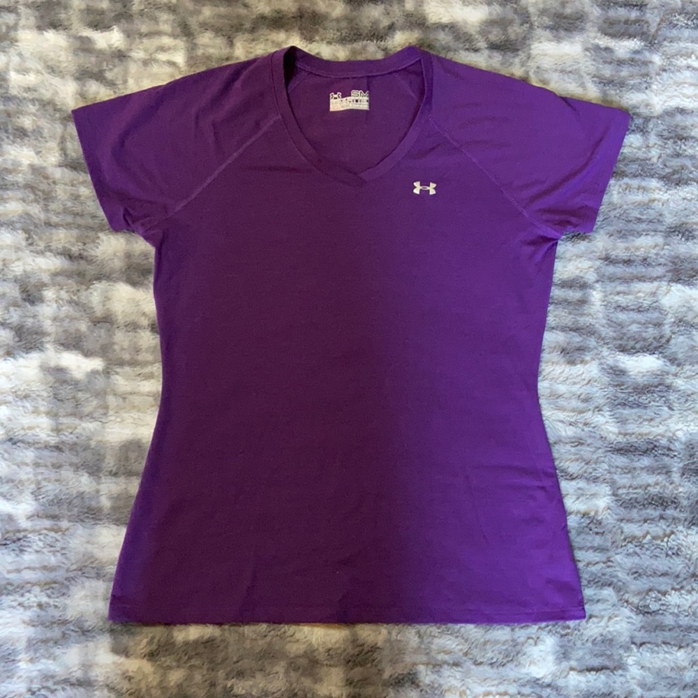 Under Armour Solid Purple Semi Fitted Heat Gear Short Sleeve V Neck Size Small